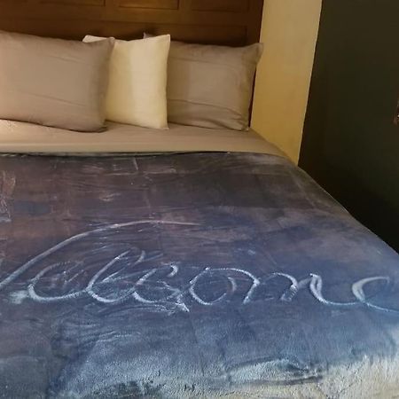 Hotel King Bed Hotel Room 120 Booking Стилуотър Екстериор снимка