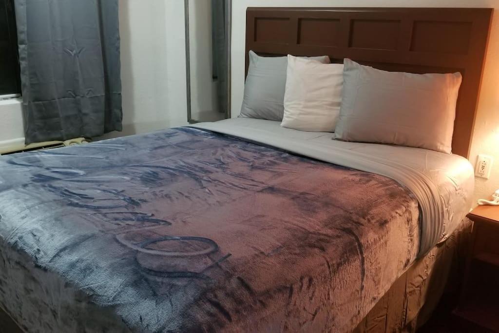 Hotel King Bed Hotel Room 120 Booking Стилуотър Екстериор снимка
