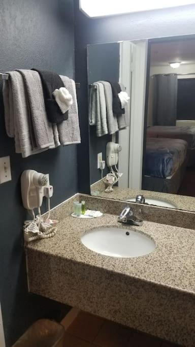 Hotel King Bed Hotel Room 120 Booking Стилуотър Екстериор снимка