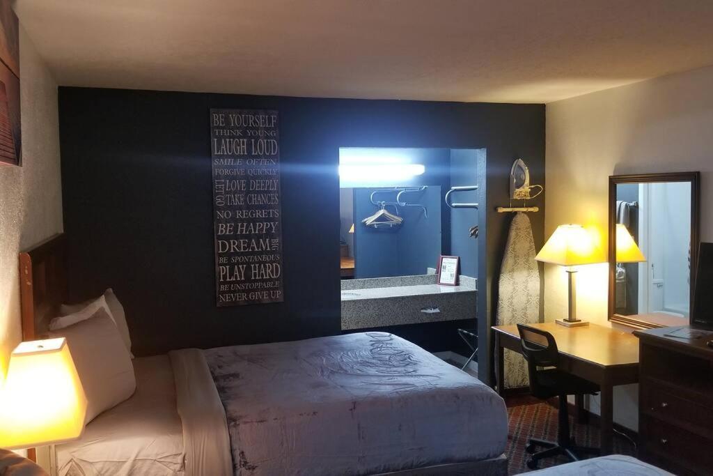 Hotel King Bed Hotel Room 120 Booking Стилуотър Екстериор снимка