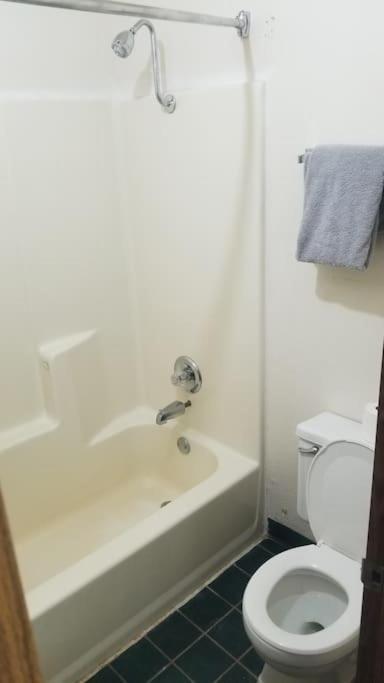 Hotel King Bed Hotel Room 120 Booking Стилуотър Екстериор снимка
