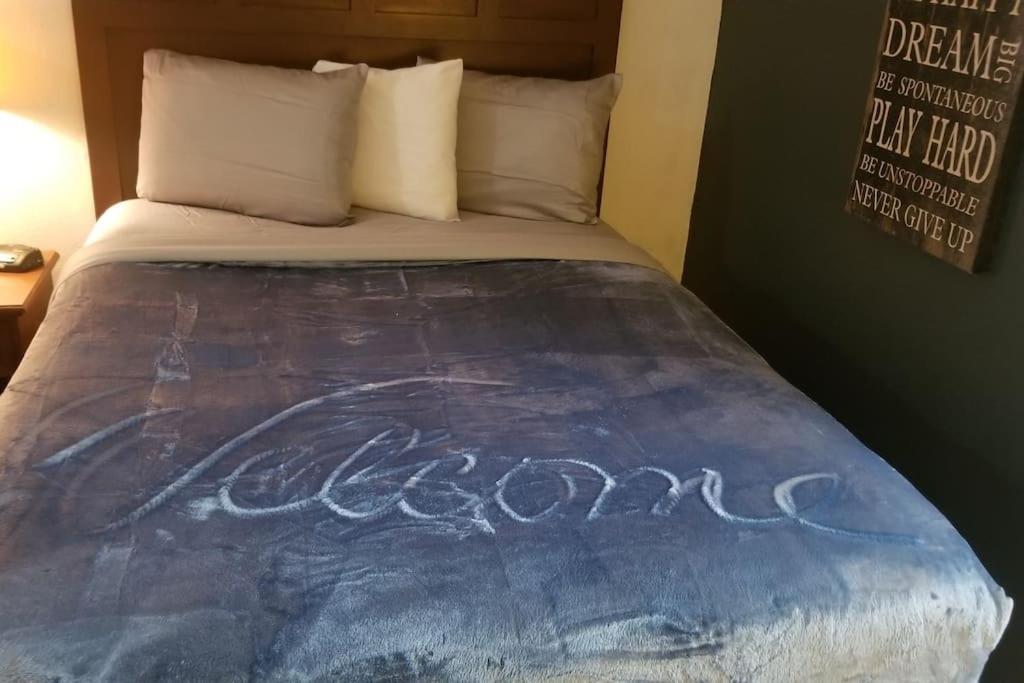 Hotel King Bed Hotel Room 120 Booking Стилуотър Екстериор снимка