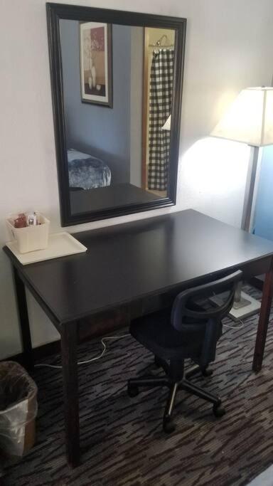 Hotel King Bed Hotel Room 120 Booking Стилуотър Екстериор снимка